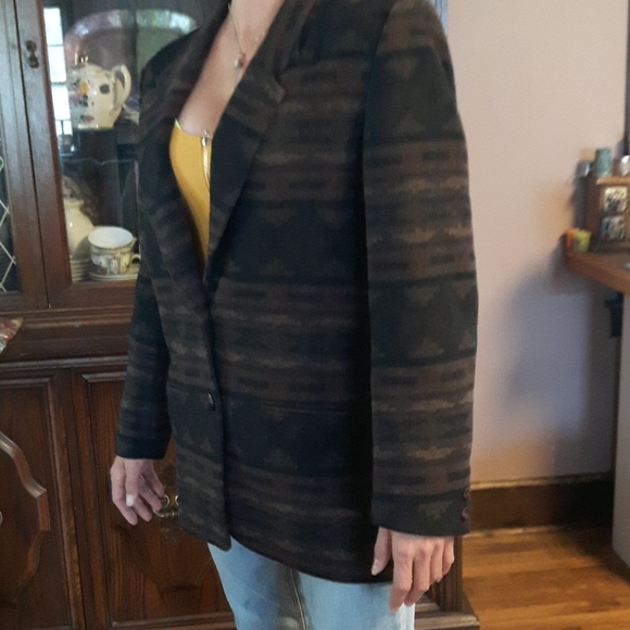 Size 5 Emblem wool blend two button up Blazer - Picture 3 of 14